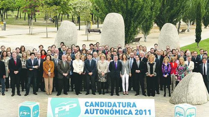 Esperanza Aguirre posa, en el centro, con todos los integrantes de su candidatura para la reelección.