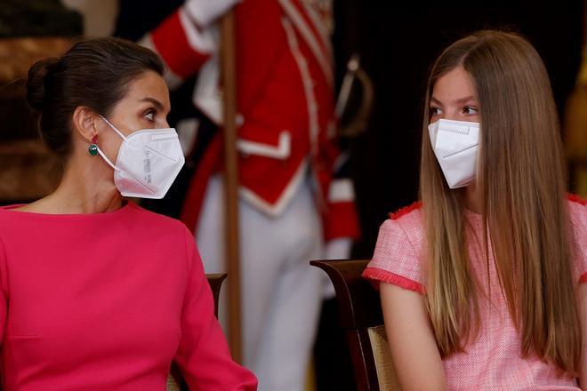 La reina Letizia y la infanta Sofía con looks coordinados en el séptimo aniversario de su proclamación