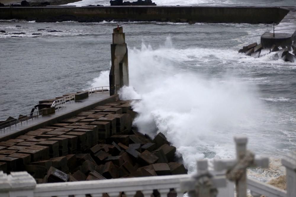 Oleaje en la costa de Luarca.