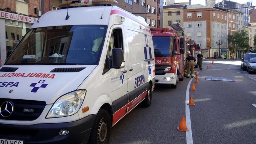 Las unidades de emergencia desplazadas para atender a los afectados en el incendio. lne