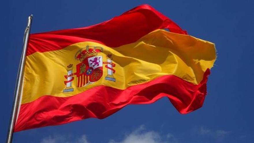 Critican en Tripadvisor al camarero de un restaurante asturiano por llevar una pulsera de España en defensa de la Policía