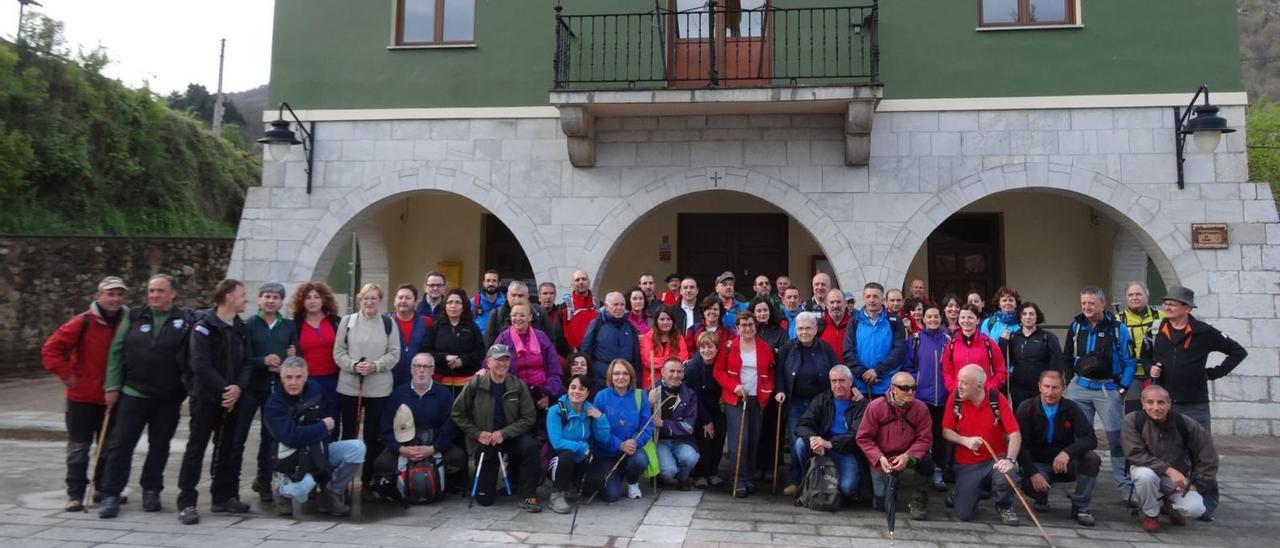 Peregrinos alaveses durante su visita a Asturias en 2004 ante el ayuntamiento de Caso. | LNE