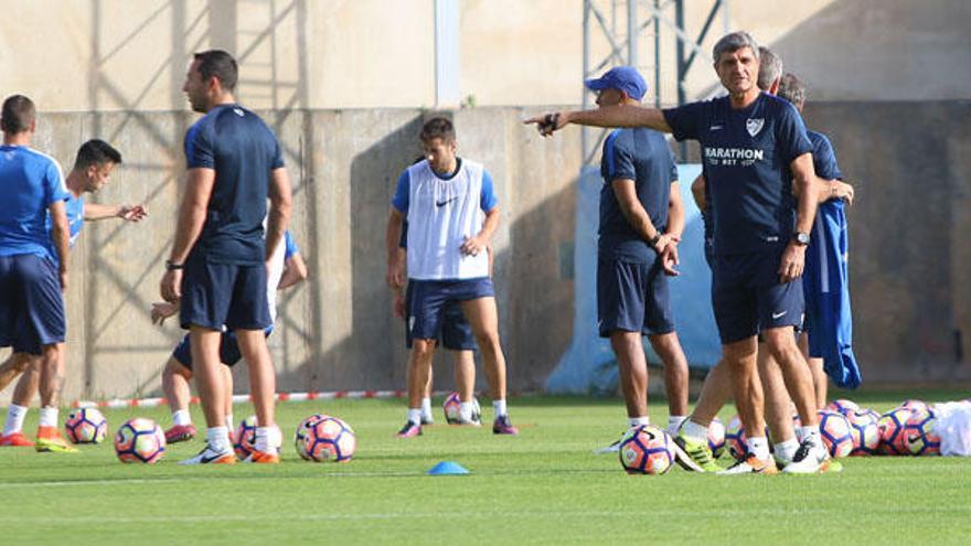 Juande Ramos da indicaciones a sus jugadores durante un entrenamiento de esta semana celebrado en el Anexo de La Rosaleda.