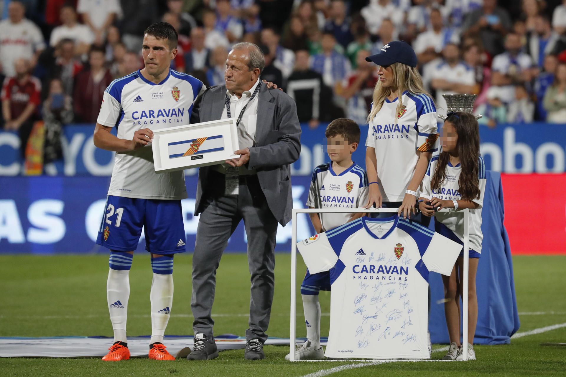 Así ha sido el inolvidable homenaje del zaragocismo a Alberto Zapater