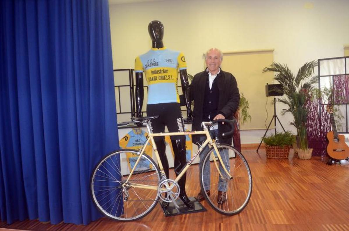 La Cultural de Cambados se llenó para recordar al Club Ciclista Cambados |   // NOÉ PARGA