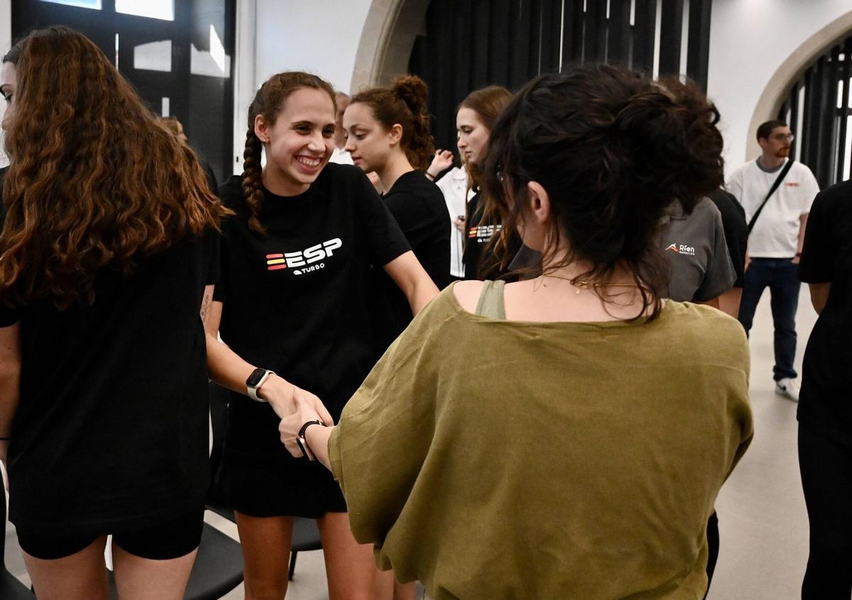 Daniela Suárez saluda a Anabel Gulías.