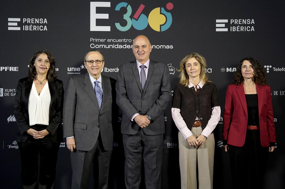 De izquierda a derecha, Marisa Goñi, directora del Diario de Mallorca; Javier Moll, presidente de Prensa Ibérica; Vicent Marí, presidente del Consell dÉivissa; Ainhoa Moll, adjunta a Presidencia y directora editorial de Prensa Ibérica, y Cristina Martín, directora del Diario de Ibiza