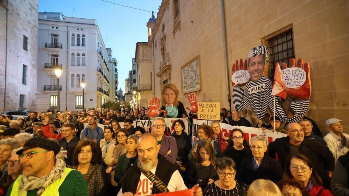 Manifestación contra Carlos Mazón y el Consell frente a les Corts