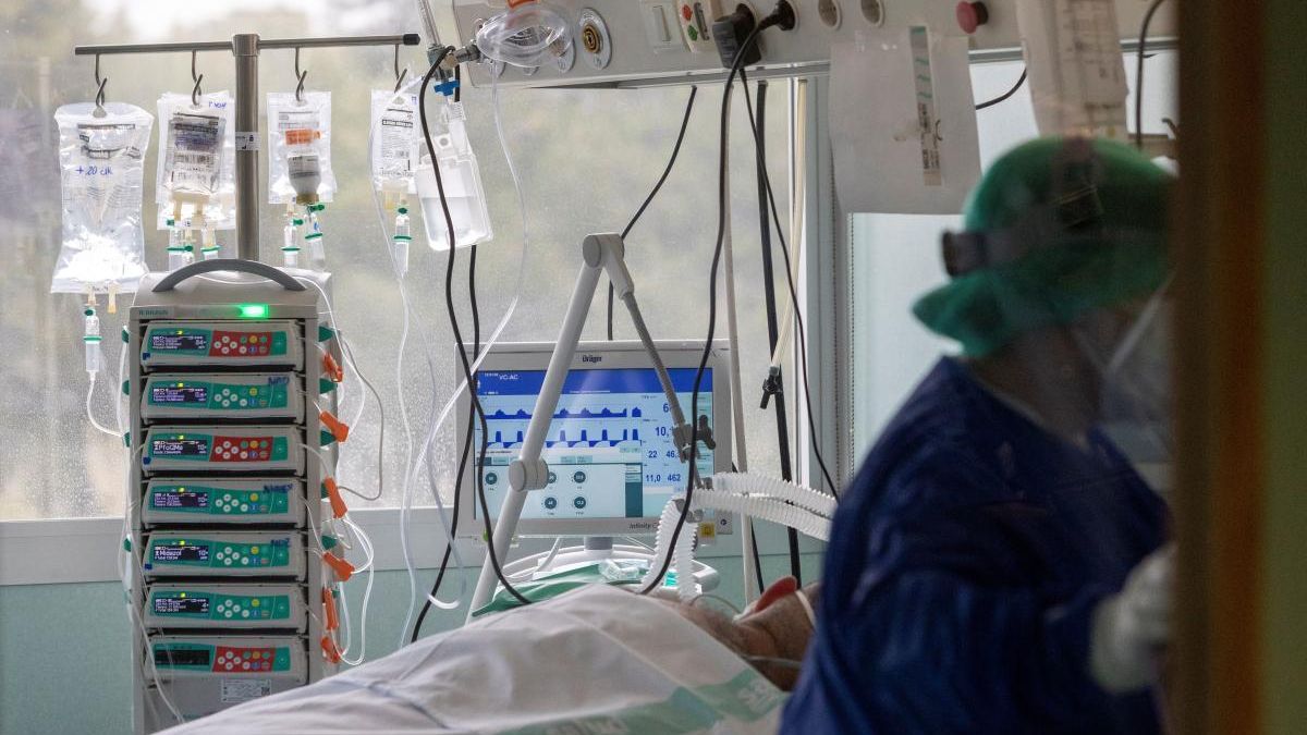 Una persona hospitalizada a causa de la Covid. Una persona hospitalizada a causa de la Covid.