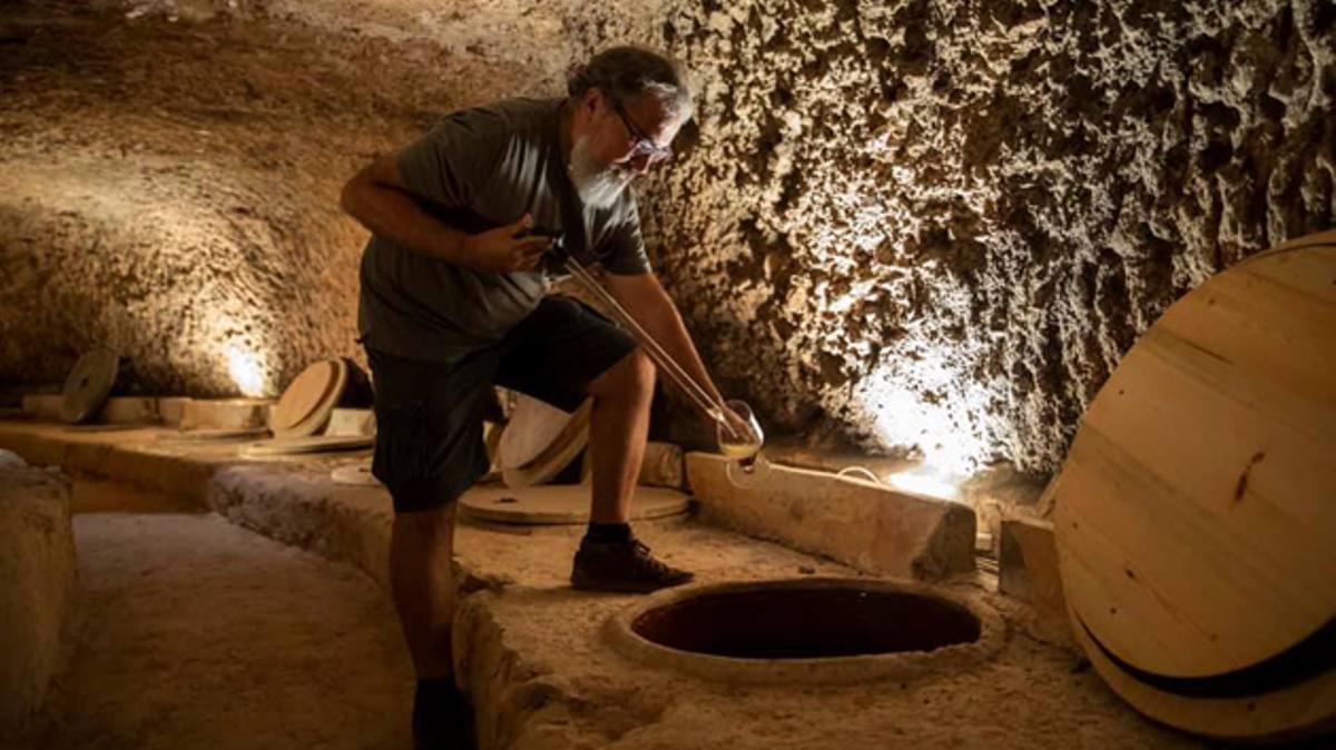 Pablo Calatayud en plena labor en la bodega fonda, un espacio subterráneo que alberga decenas de tinajas de barro soterradas recuperadas, donde nacen vinos que conectan con la esencia histórica de la región.