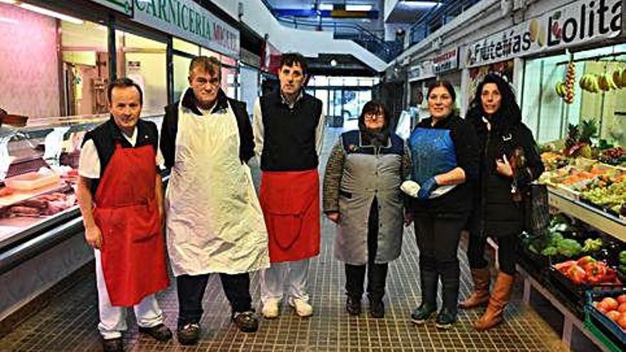 Placeros que mantienen sus puestos en el mercado de Santa Lucía.