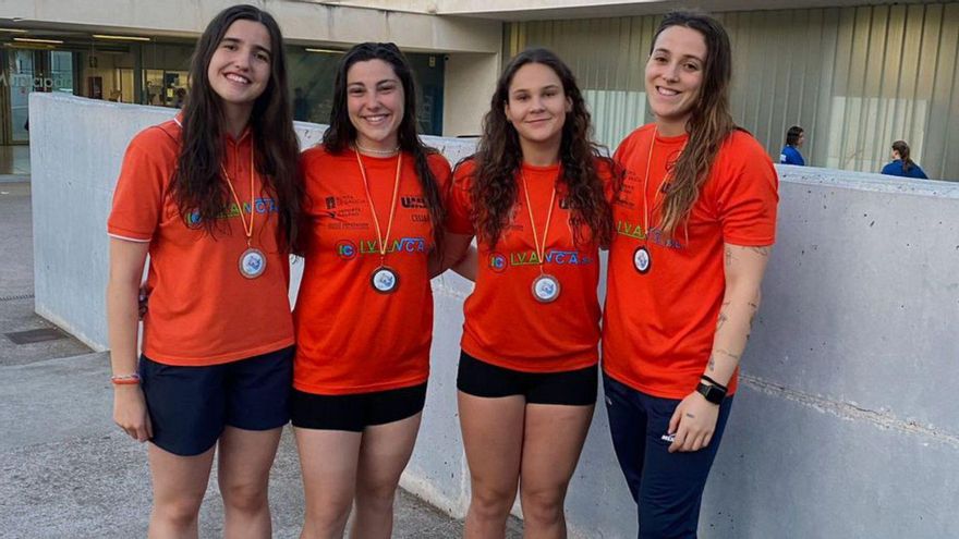 La estradense, primera por la izquierda, con el equipo de relevos.