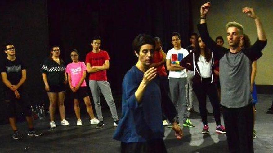 Els professors de ball Laura Bataller i Guillem Cirera intenten fer veure als joves el moviment corporal que han de fer