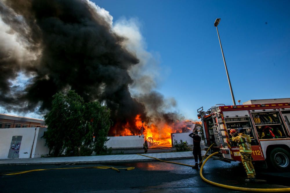 Incendio en el polígono de Carrrús en Elche