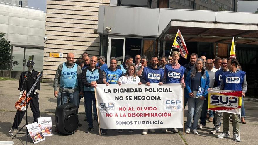 Concentración para reclamar más policías nacionales en Vigo y «mejoras urgentes» en la comisaría de Álvaro Cunqueiro