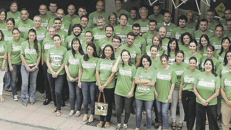 Un grupo de trabajadores de Caja Rural, ayer, en la sede en Oviedo.