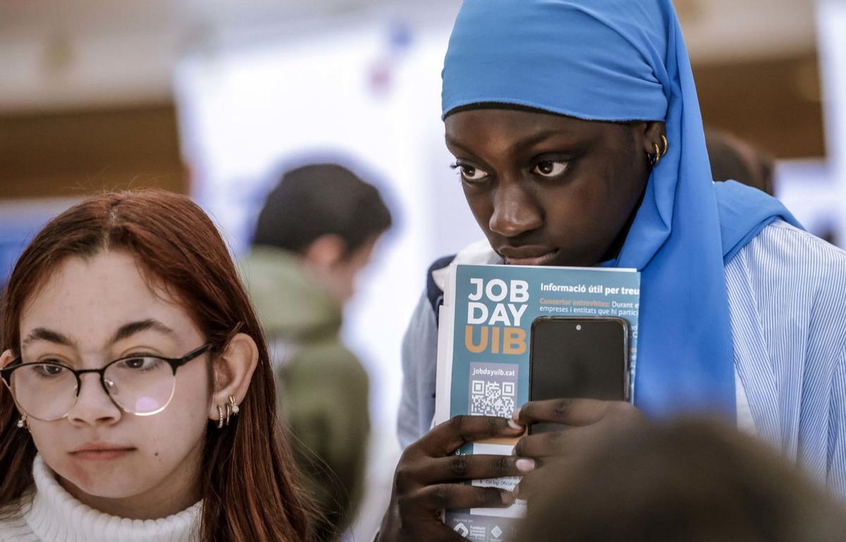 Empresas y estudiantes se citan en el ‘Job Day’ de la UIB