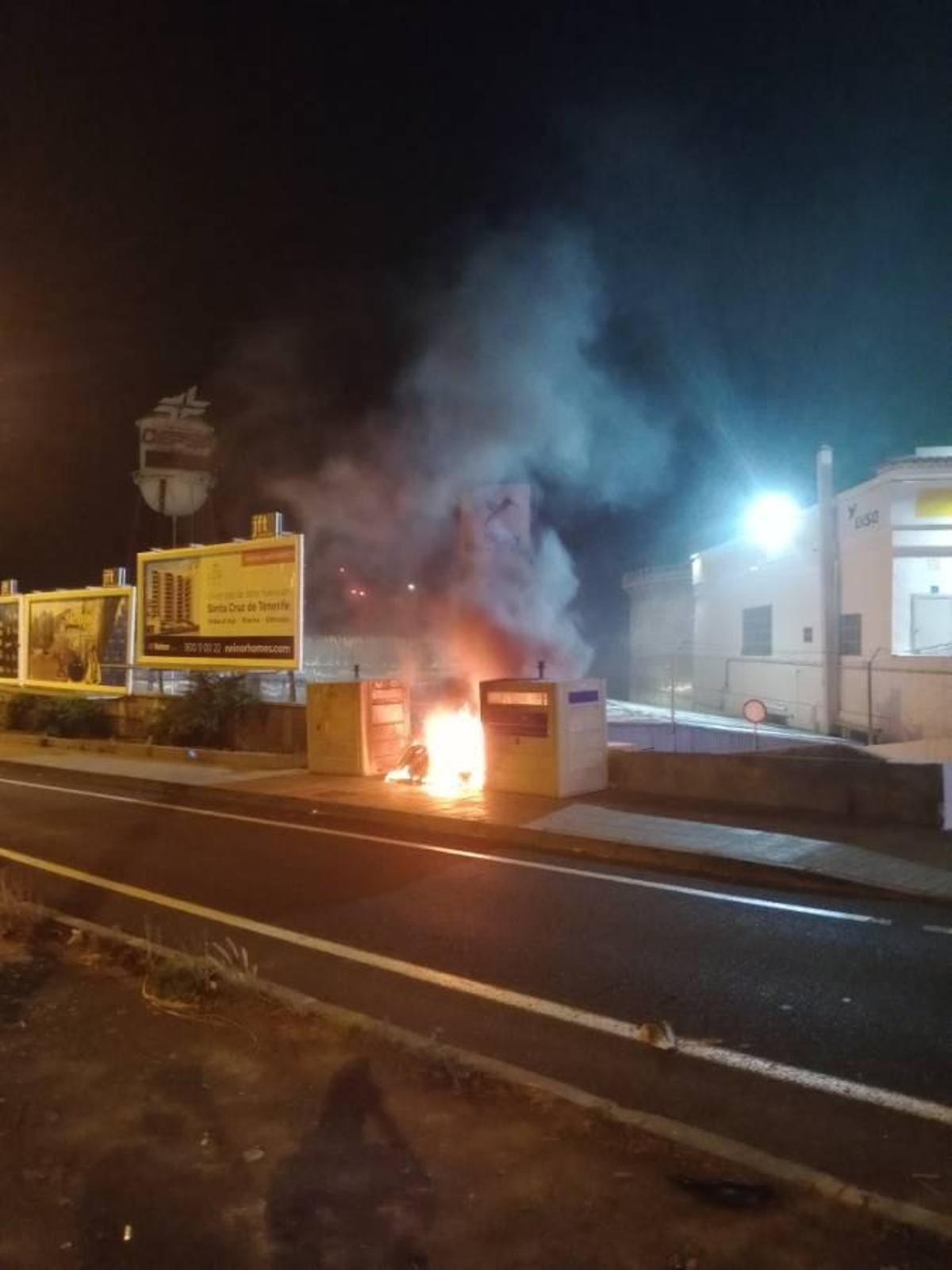 Contenedores ardiendo esta madrugada