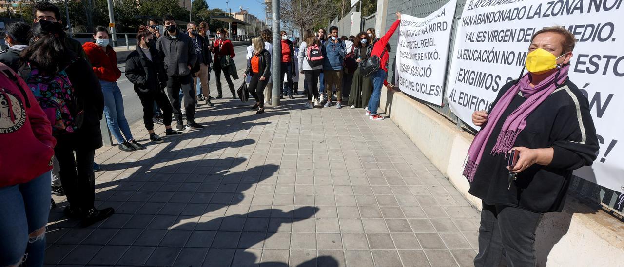 Protesta frente al instituto por el retraso en el inicio de las obras, hace dos semanas.