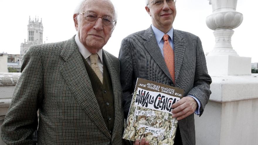 El dibujante Antonio Mingote y el físico José Manuel Sánchez, ambos académicos, durante la presentación del libro &quot; Viva la Ciencia!&quot;, publicado con el objetivo de incitar a los lectores a adentrarse en el mundo de la ciencia y desterrar la idea de que ésta es difícil y prescindible.