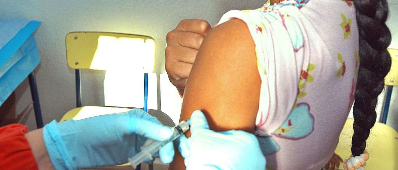 Vacunación de una niña contra la meningitis