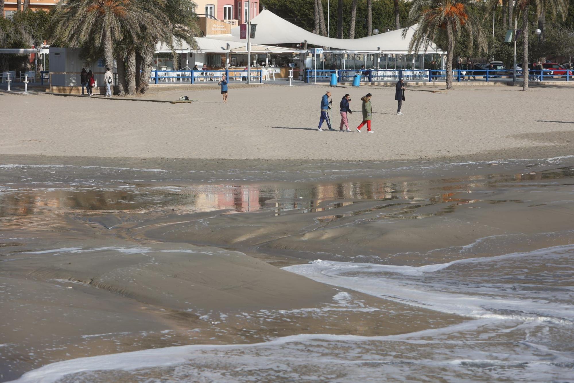 El temporal de Isaack golpea la playa del Postiguet de Alicante