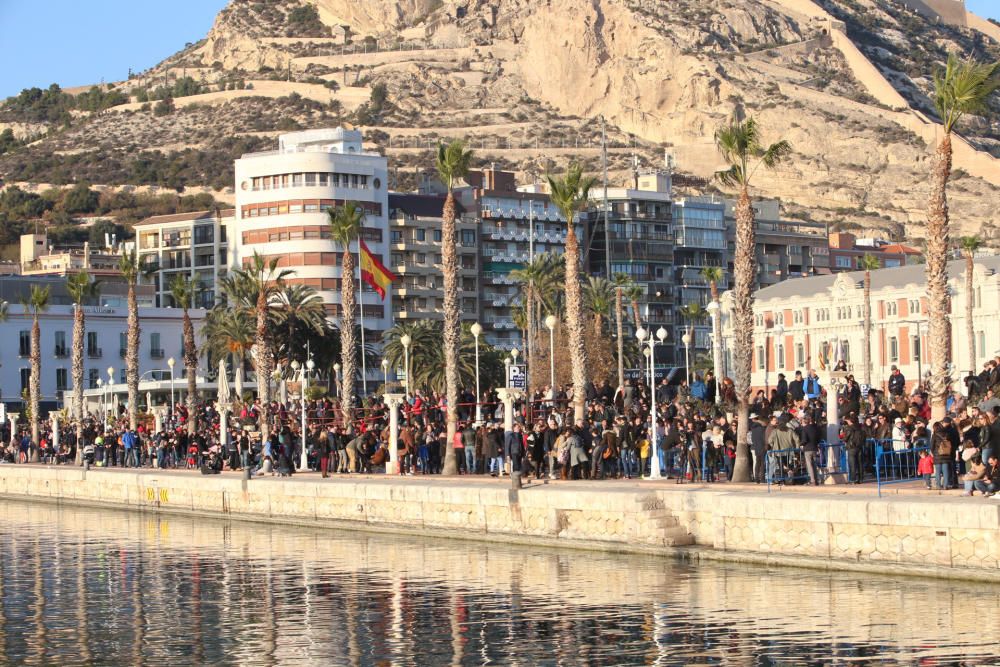 La Cabalgata ha partido poco después de las siete de la tarde desde la avenida de la Estación, con 24 carrozas cargadas con 30.000 juguetes y sacos con 6.000 kilos de caramelos.