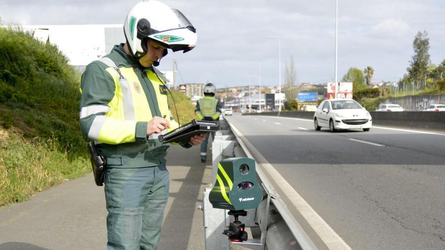 Una guardia civil, durante un control de velocidad // Arcay / Roller Agencia