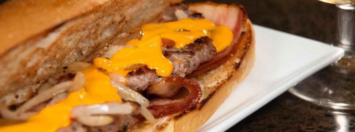 Hamburguesa del Farolet amb salsa de mostassa elaborada artesanalment.