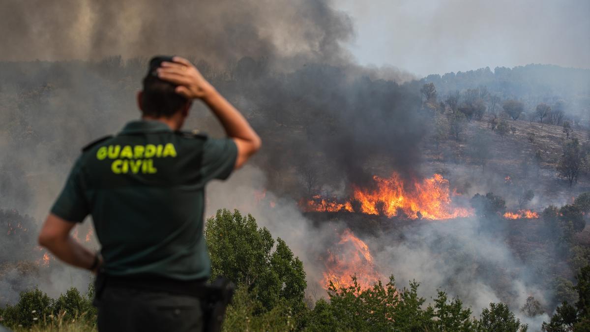 Un agente de la Guardia Civil durante el incendio originado en Figueruela.