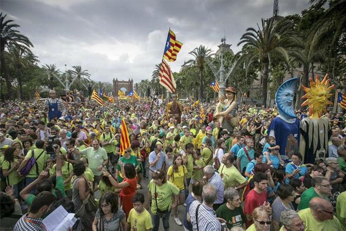 Concentració final de la manifestació de suport a l’escola catalana al passeig de Lluís Companys.