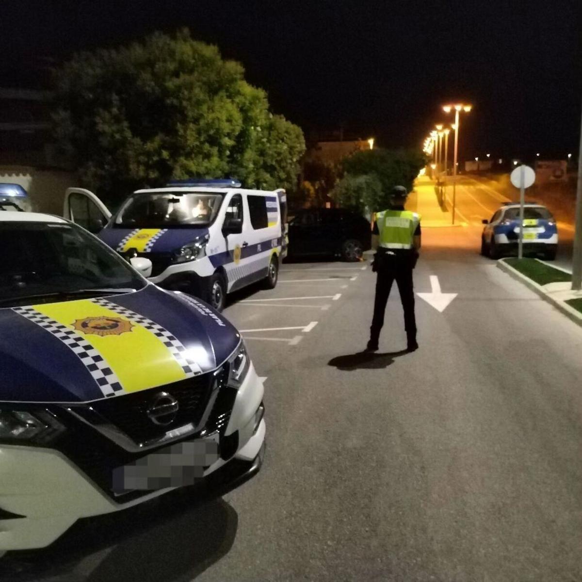 Policía Local de Pilar de la Horadada desplegada en la urbanización de Pinar de Campoverde en Pilar de la Horadada.