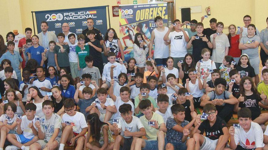 Estudiantes de Primaria posan con sus carnés de ciberexpertos. | Iñaki Osorio