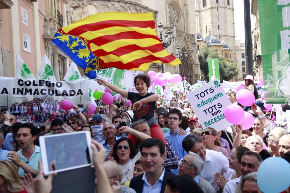 Cientos de alicantinos, en la protesta contra Marzà en Valencia