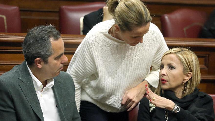 Los parlamentarios populares Miguel Jorge Blanco, Luz Reverón y Australia Navarro, ayer en la Cámara regional.