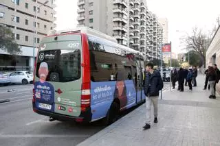 Barcelona reconvertirá buses en barrio en líneas a demanda: hasta 15 zonas y 30 buses en tres años