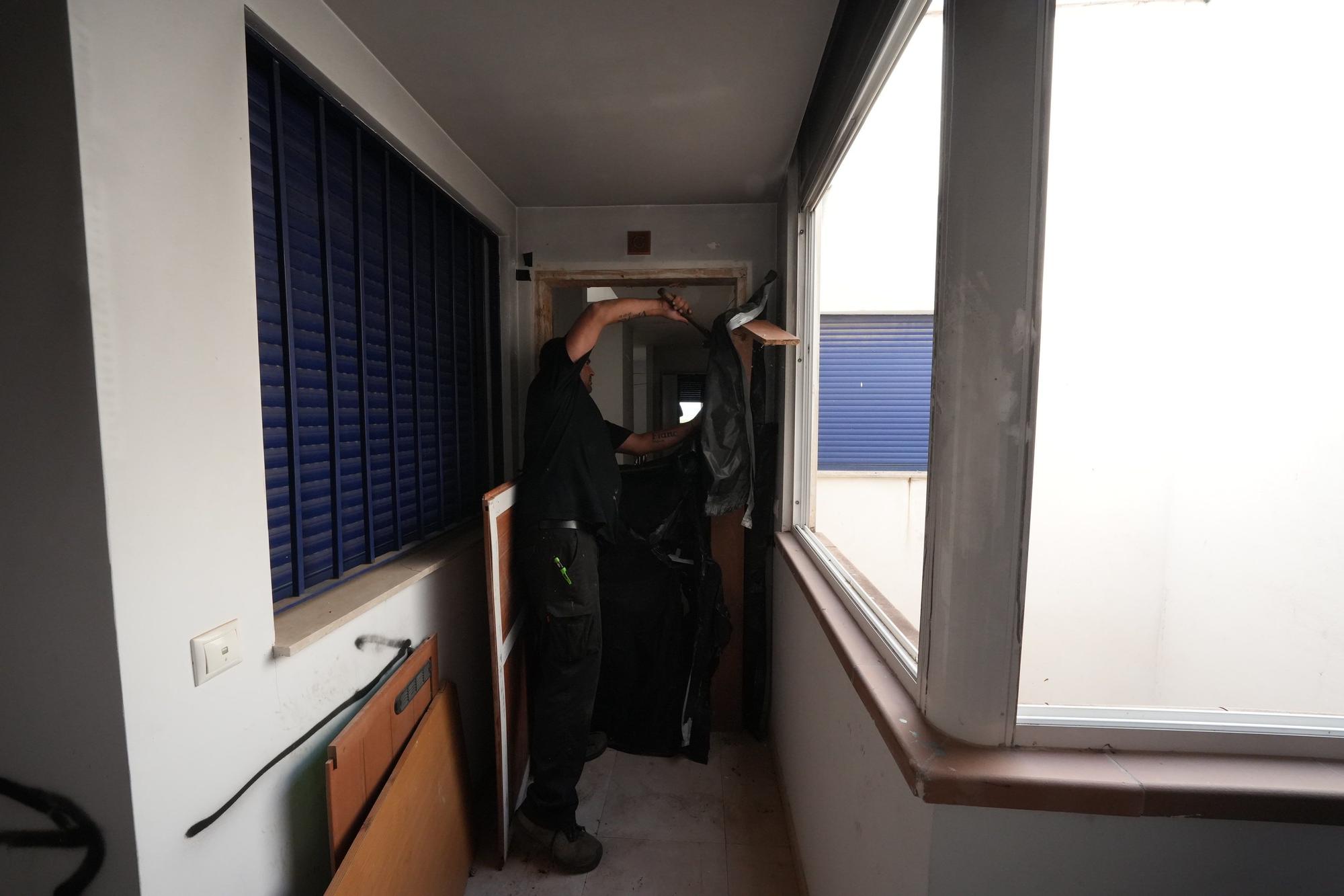 Fotos del operativo para desalojar los okupas de un bloque de pisos en Moncofa