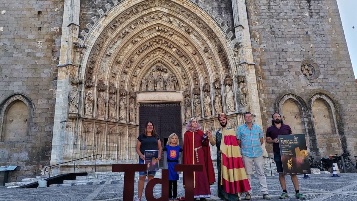 La regidora Xon Hugas, tres membres de la Cort Comtal, l’alcalde i el director del Festival davant la Basílica, la setmana passada