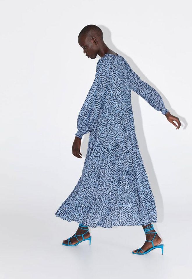 Con estampado tricolor en tonos azules, de Zara