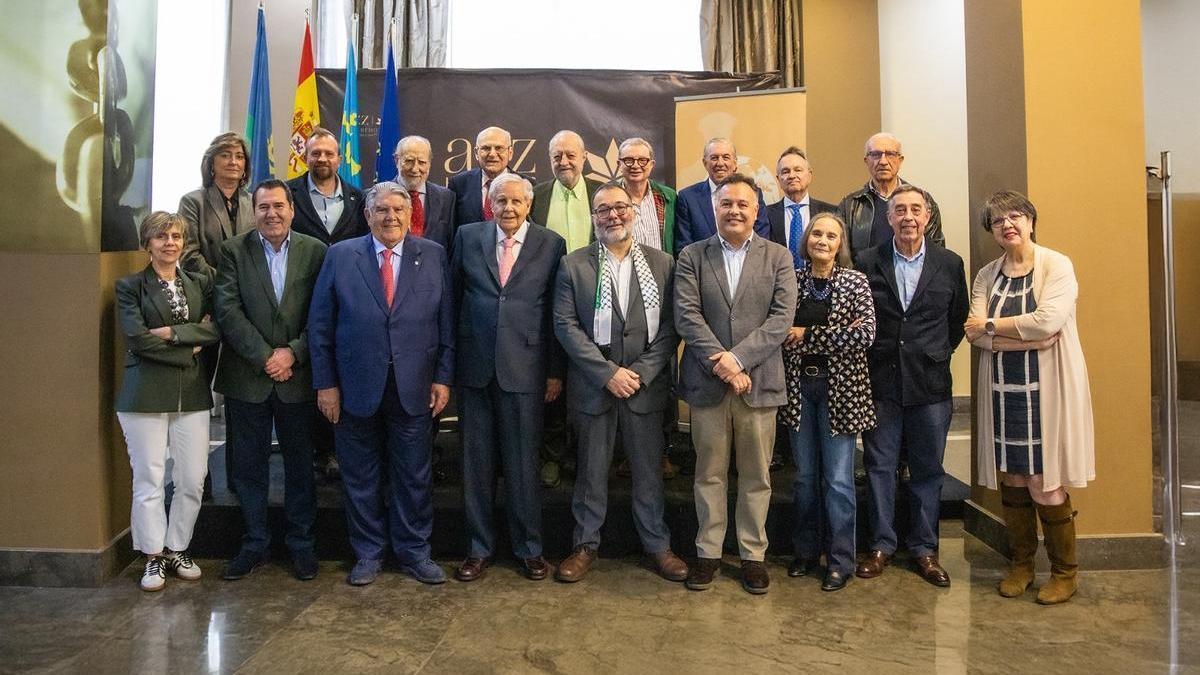 Los miembros del jurado.