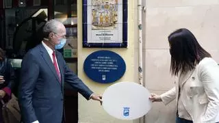 Una placa recuerda a Chiquito de la Calzada en la entrada del café Chinitas