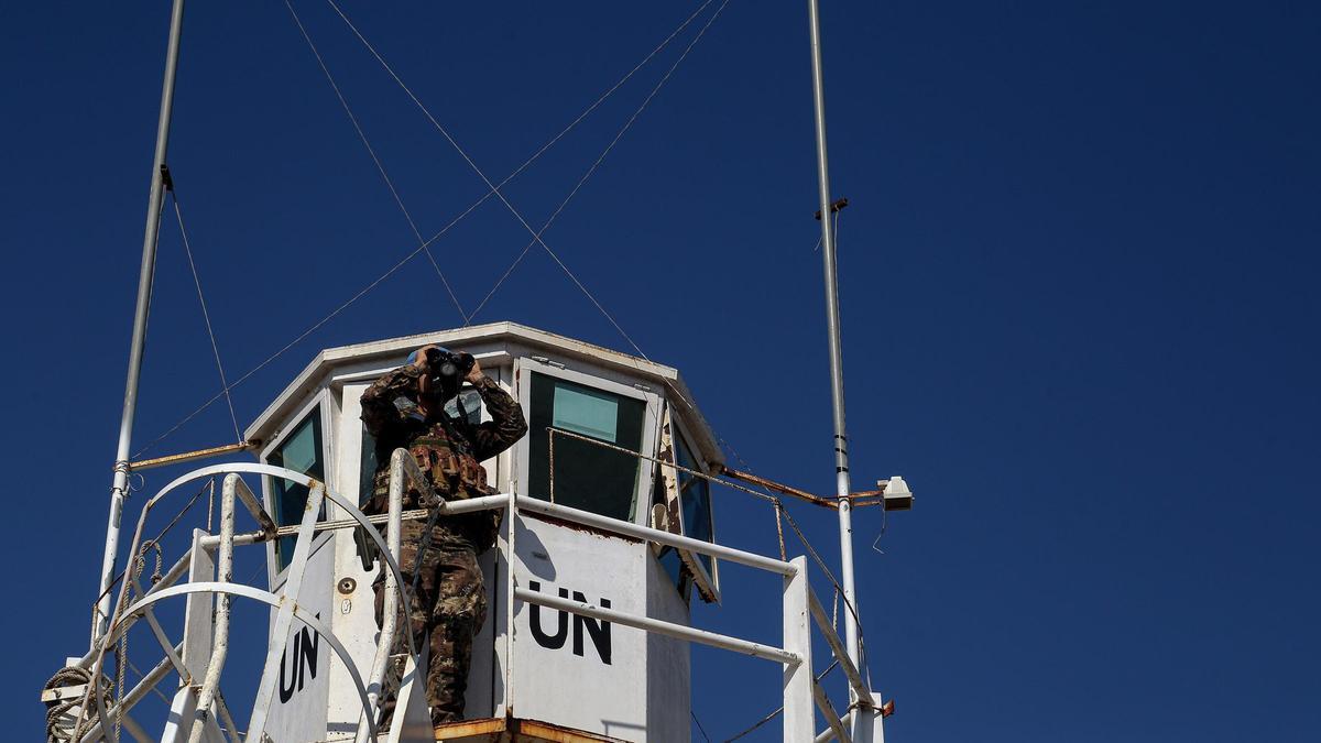 Archivo - Un 'casco azul' de la Fuerza Interina de Naciones Unidas para Líbano (FINUL) en un puesto de observación en Líbano.