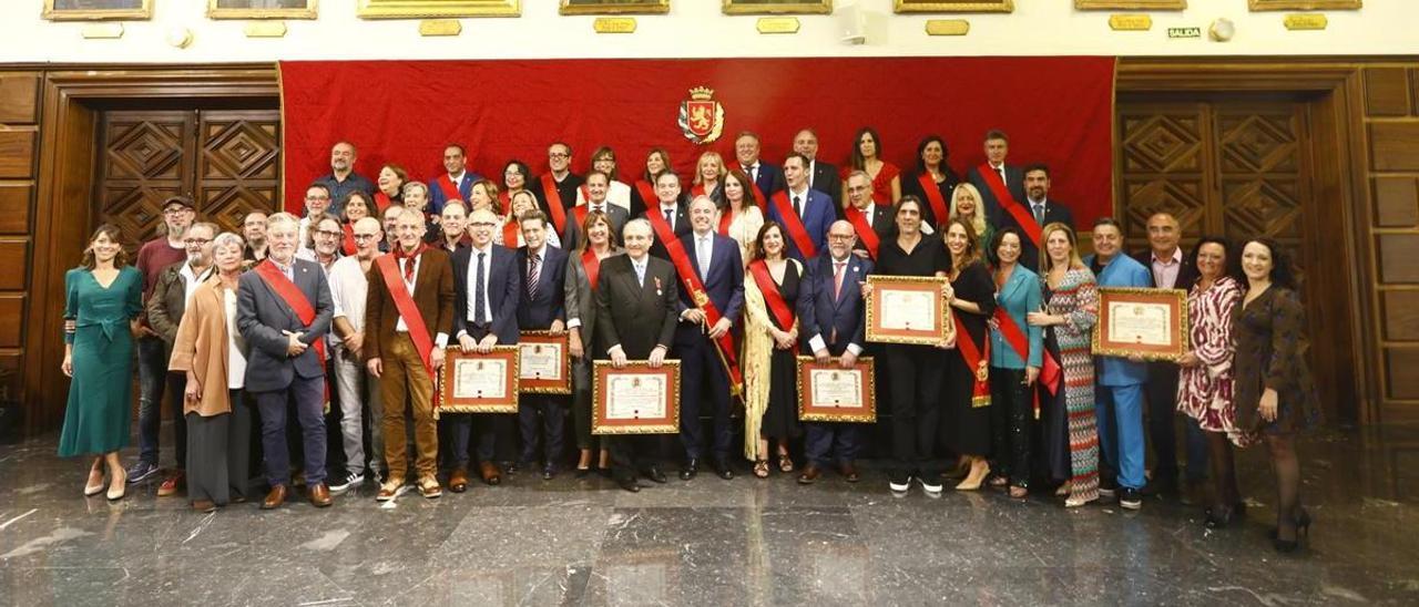Todos los Hijos Predilectos y Adoptivos, con los representantes municipales en la tradicional foto de familia.