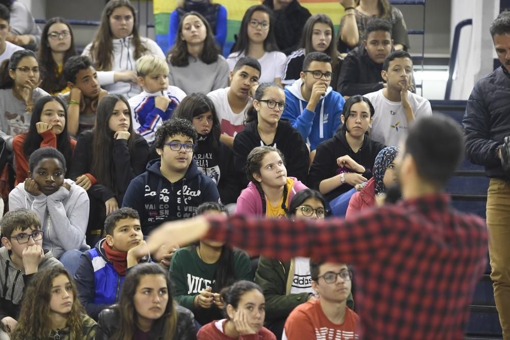 La diputada Carla Antonelli, con estudiantes de Secundaria en el Centro Insular de Deportes