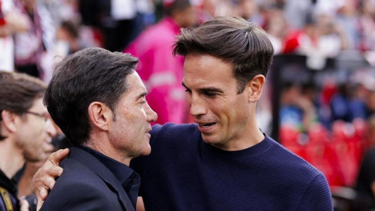 Marcelino saluda a Íñigo Pérez, antes del encuentro
