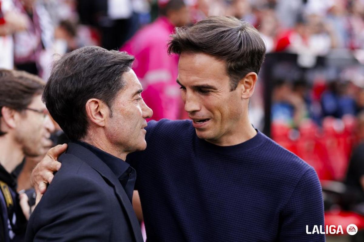 Marcelino saluda a Íñigo Pérez, antes del encuentro