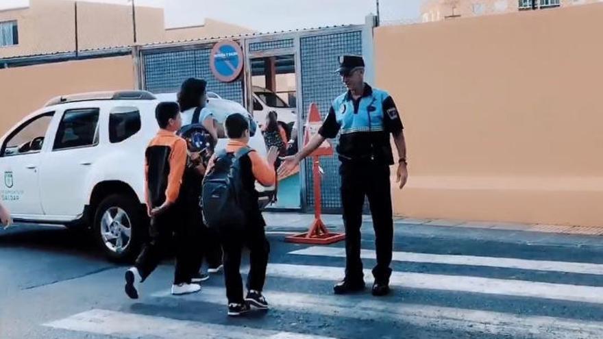 Pepe, el policía de Gáldar que saluda a todos los estudiantes de un colegio