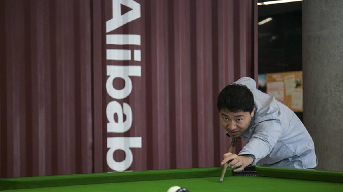 Un hombre juega a billar en la sede mundial de Alibaba en Hangzhou.