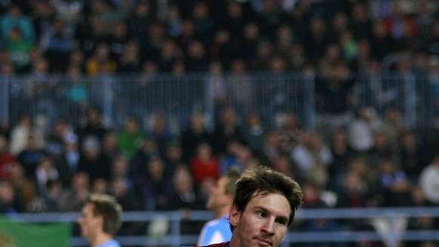 Messi celebra su tercer gol de ayer en La Rosaleda. / jorge zapata