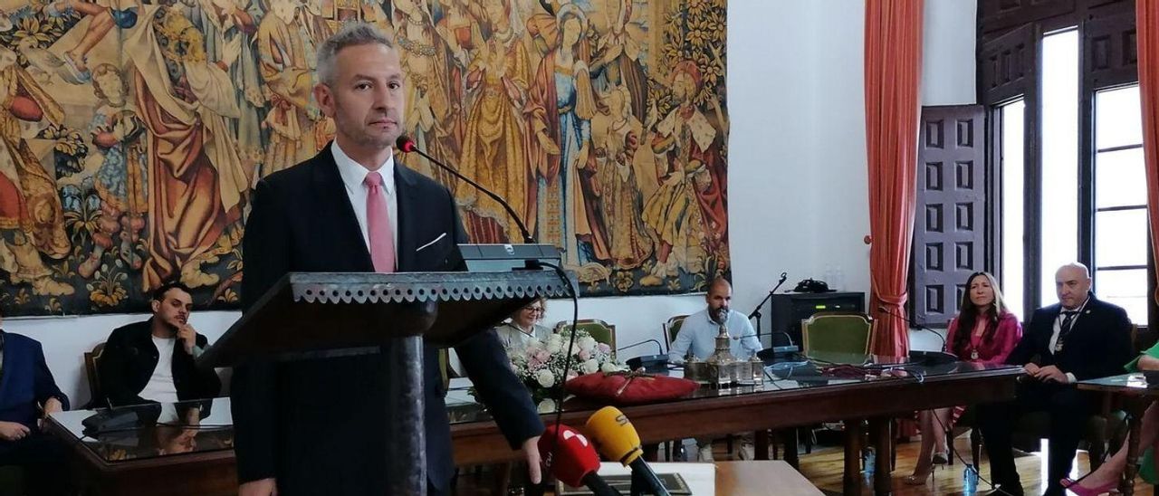 Carlos Rodríguez promete el cargo de concejal en el Ayuntamiento de Toro. | M. J. C.